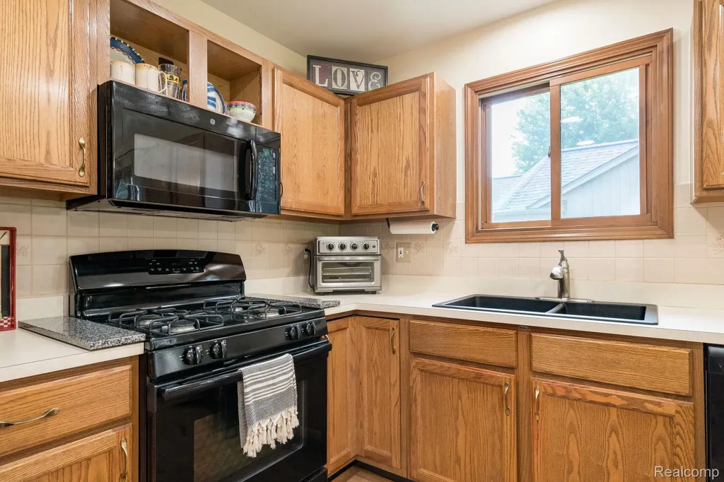 6821 Carriage Creek Drive Washington Township MI 48094