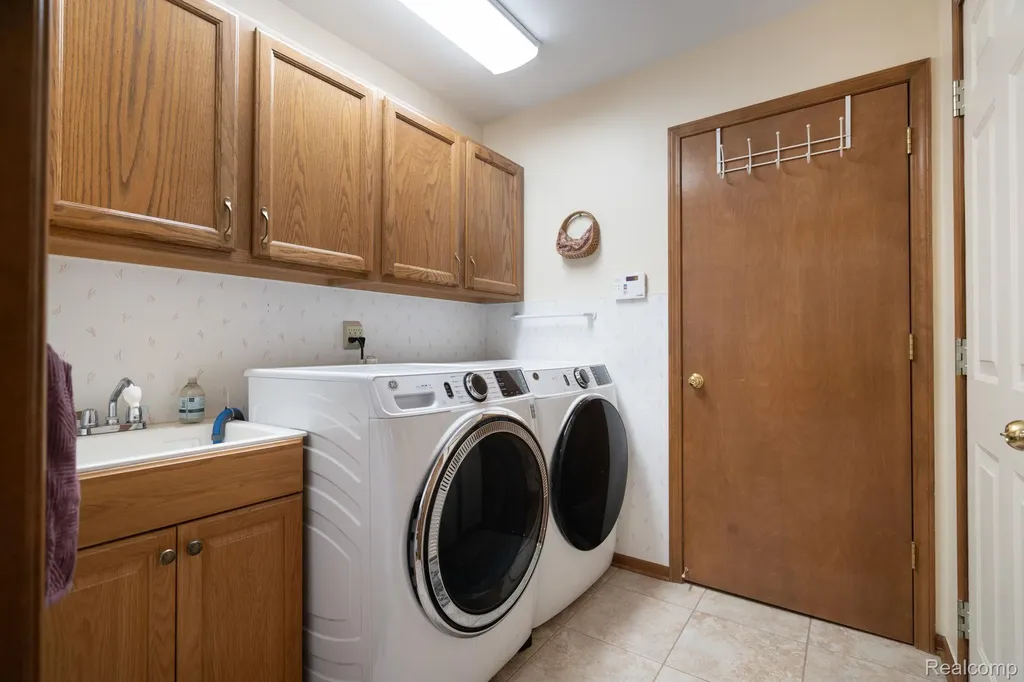 6821 Carriage Creek Drive Washington Township MI 48094