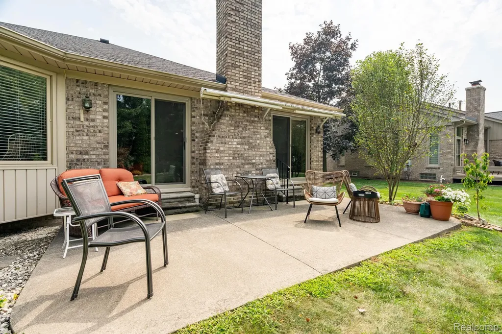 6821 Carriage Creek Drive Washington Township MI 48094