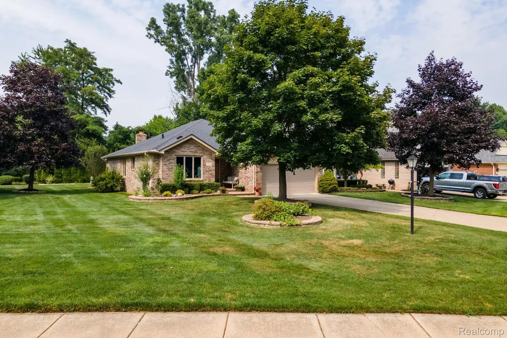 6821 Carriage Creek Drive Washington Township MI 48094