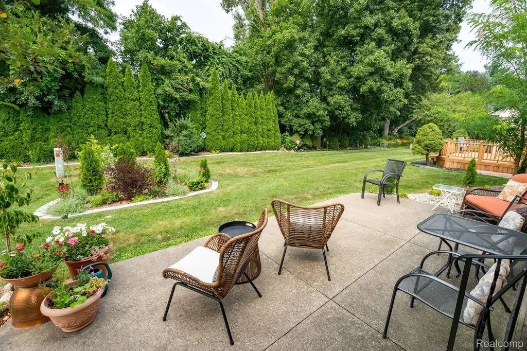 6821 Carriage Creek Drive Washington Township MI 48094