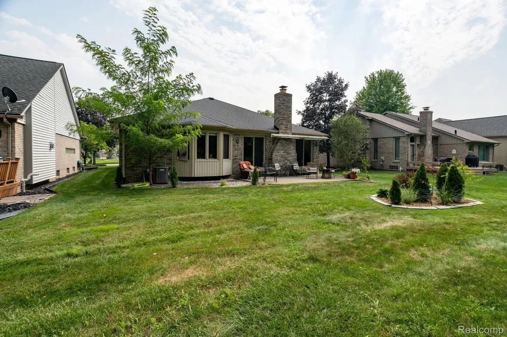 6821 Carriage Creek Drive Washington Township MI 48094