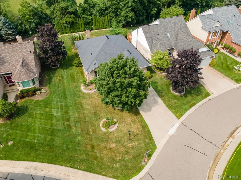 6821 Carriage Creek Drive Washington Township MI 48094