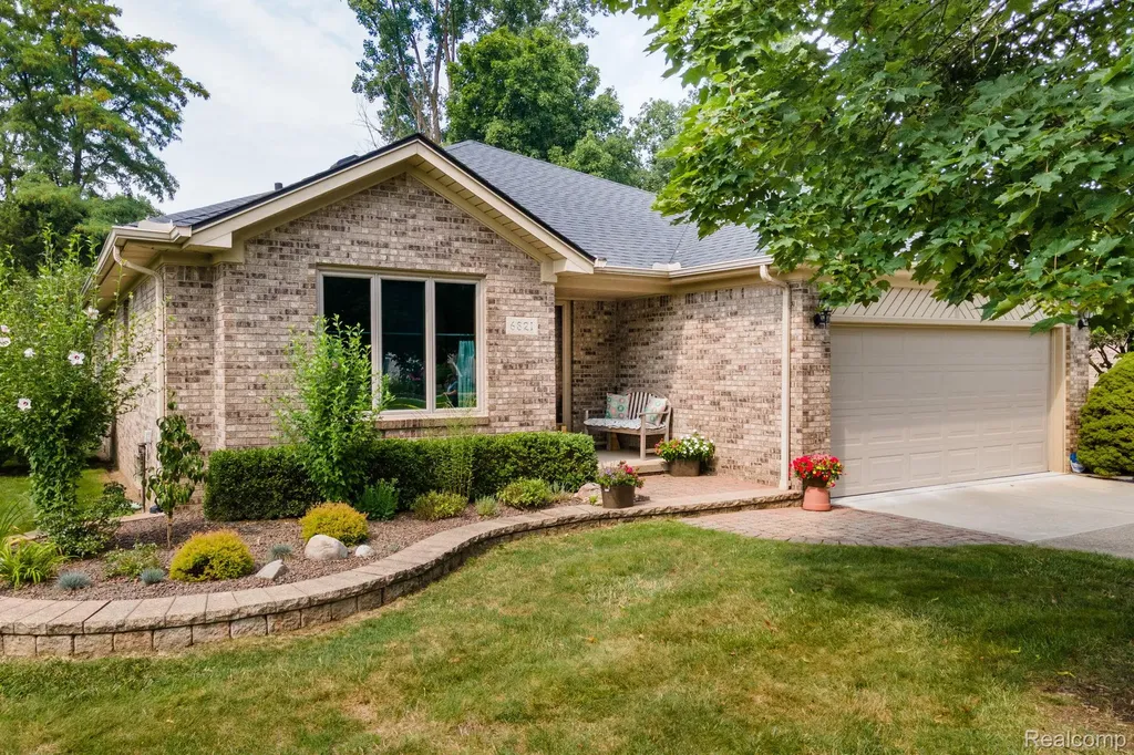 6821 Carriage Creek Drive Washington Township MI 48094