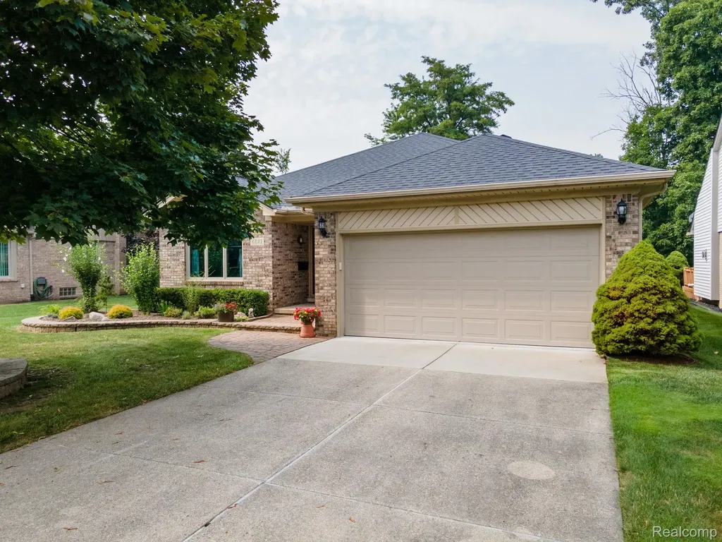 6821 Carriage Creek Drive Washington Township MI 48094