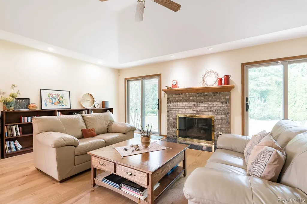 6821 Carriage Creek Drive Washington Township MI 48094