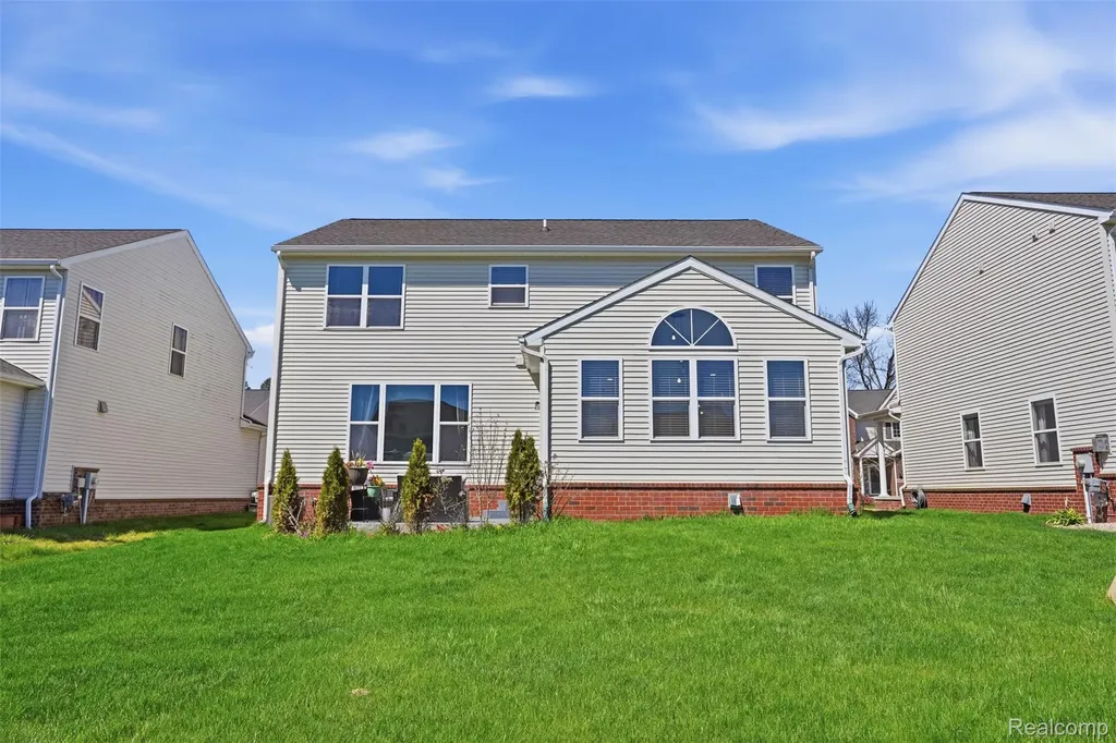 59625 Twin Pines Drive Lyon Charter Township MI 48165