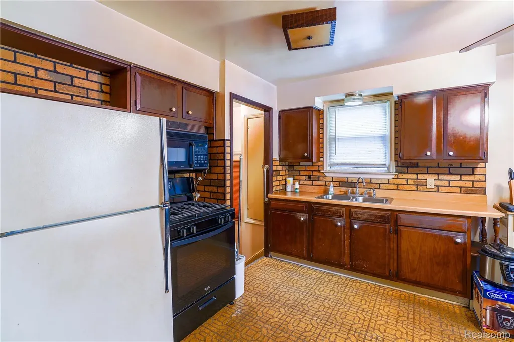 1102 N Vermont Avenue Royal Oak City MI 48067