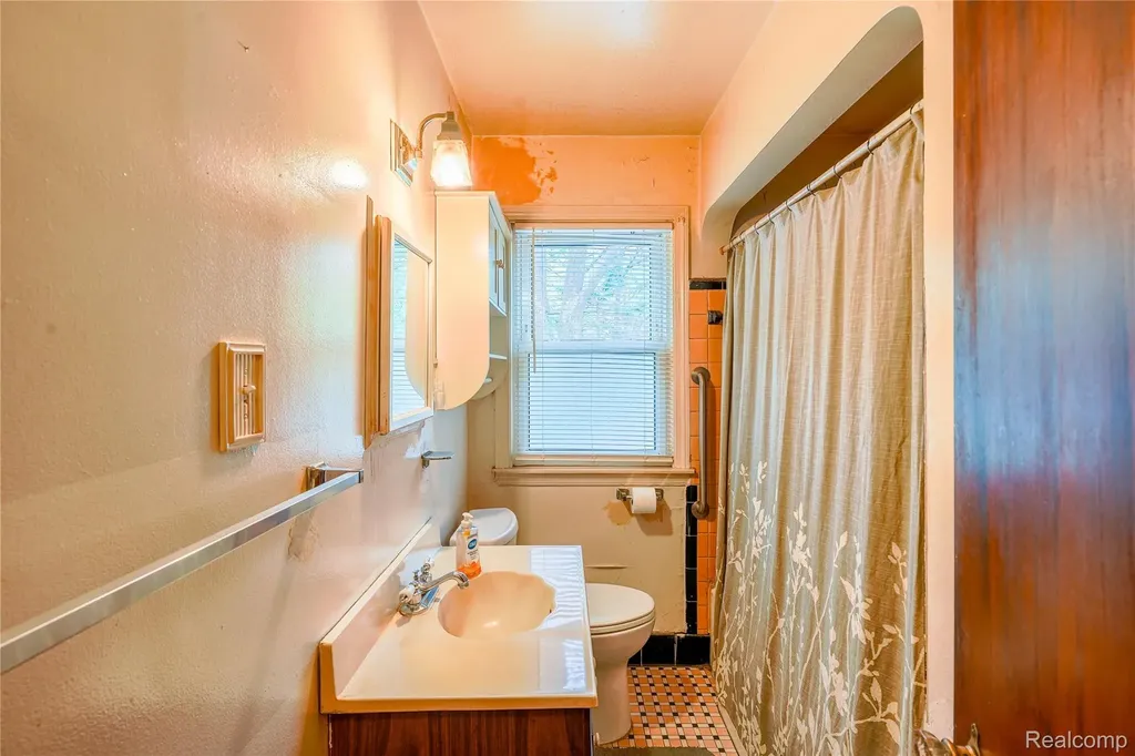 1102 N Vermont Avenue Royal Oak City MI 48067