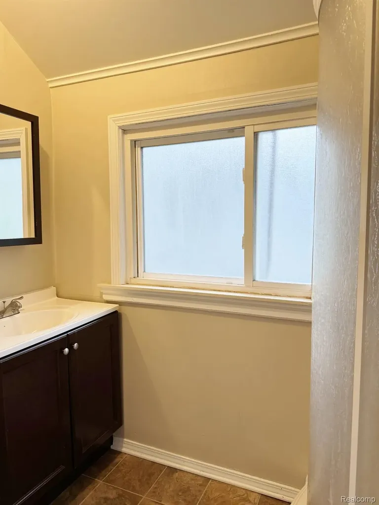 21438 Hamilton Avenue Farmington Hills City MI 48336
