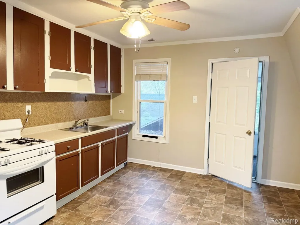 21438 Hamilton Avenue Farmington Hills City MI 48336