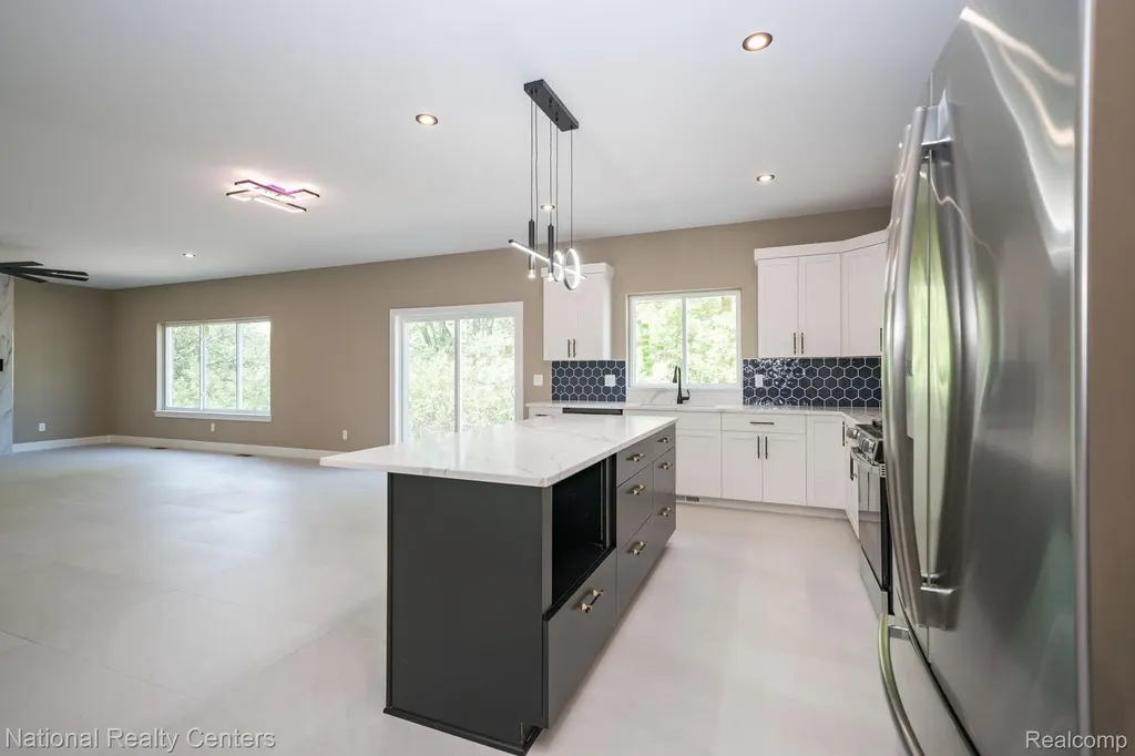2828 S Livernois Road Rochester Hills City MI 48307