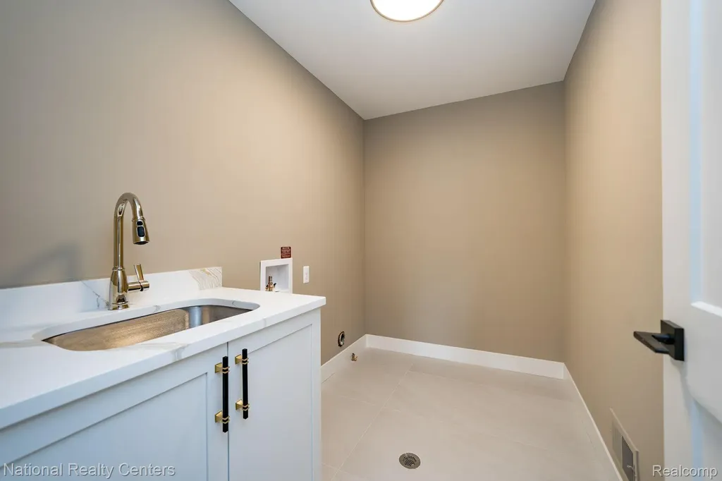 2828 S Livernois Road Rochester Hills City MI 48307