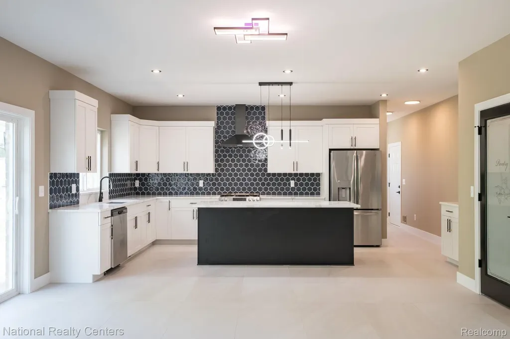 2828 S Livernois Road Rochester Hills City MI 48307
