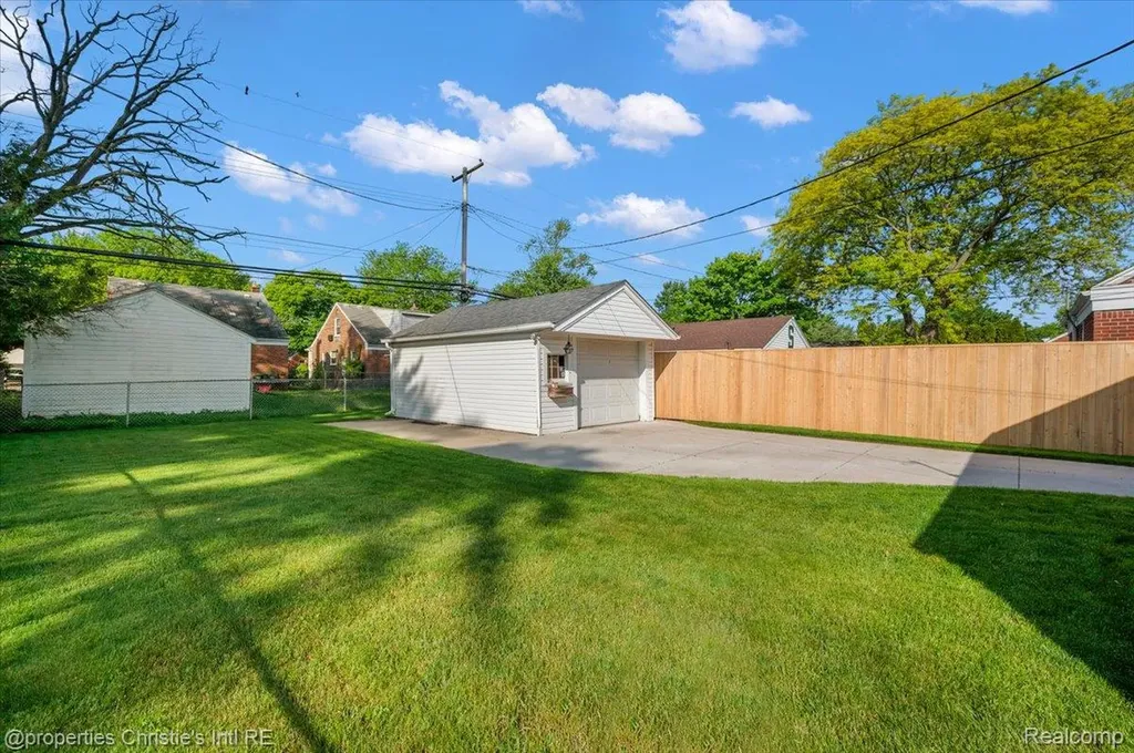 21628 Newcastle Road Harper Woods City MI 48225