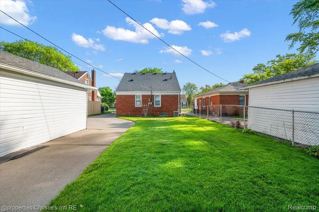21628 Newcastle Road Harper Woods City MI 48225