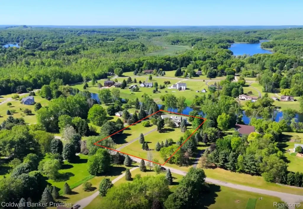 10301 Horseshoe Circle Independence Charter Township MI 48348