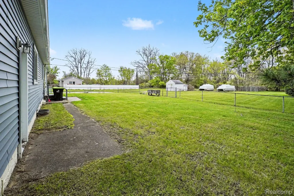 4987 E M 36 Hamburg Township MI 48169