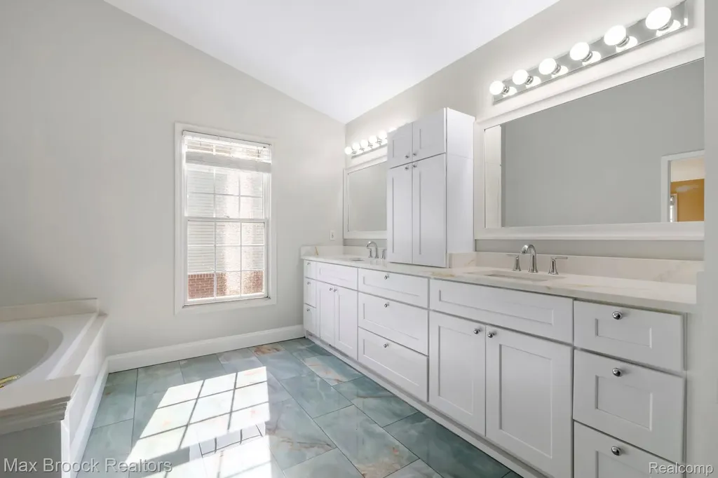 7657 Windgate Circle West Bloomfield Charter Township MI 48323