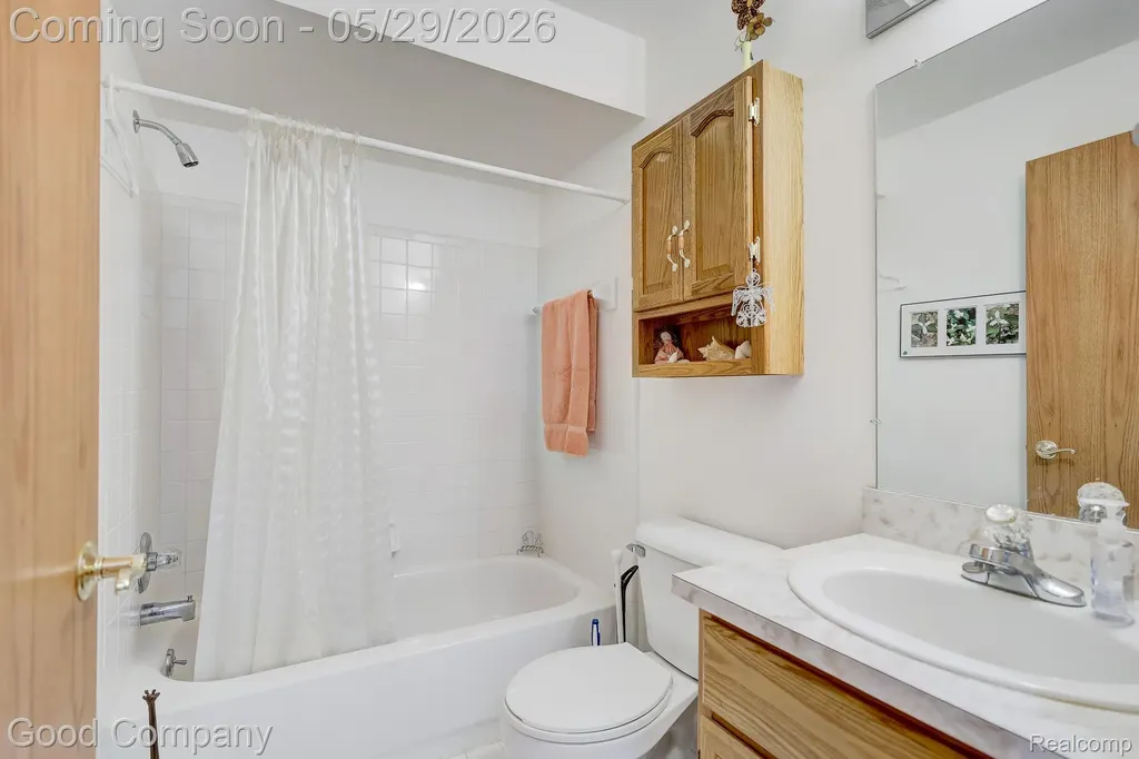 4439 Larkspur Court Warren City MI 48092