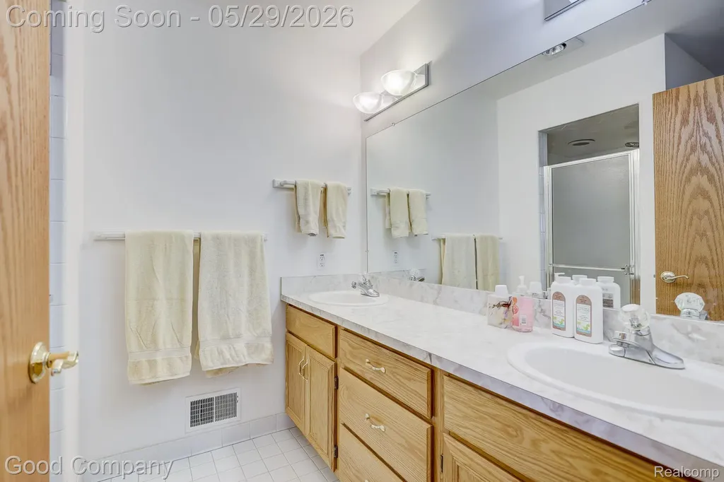4439 Larkspur Court Warren City MI 48092