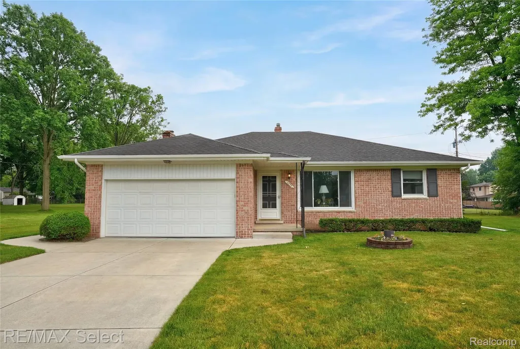 1333 Hidden Oaks Court Flint Charter Township MI 48507