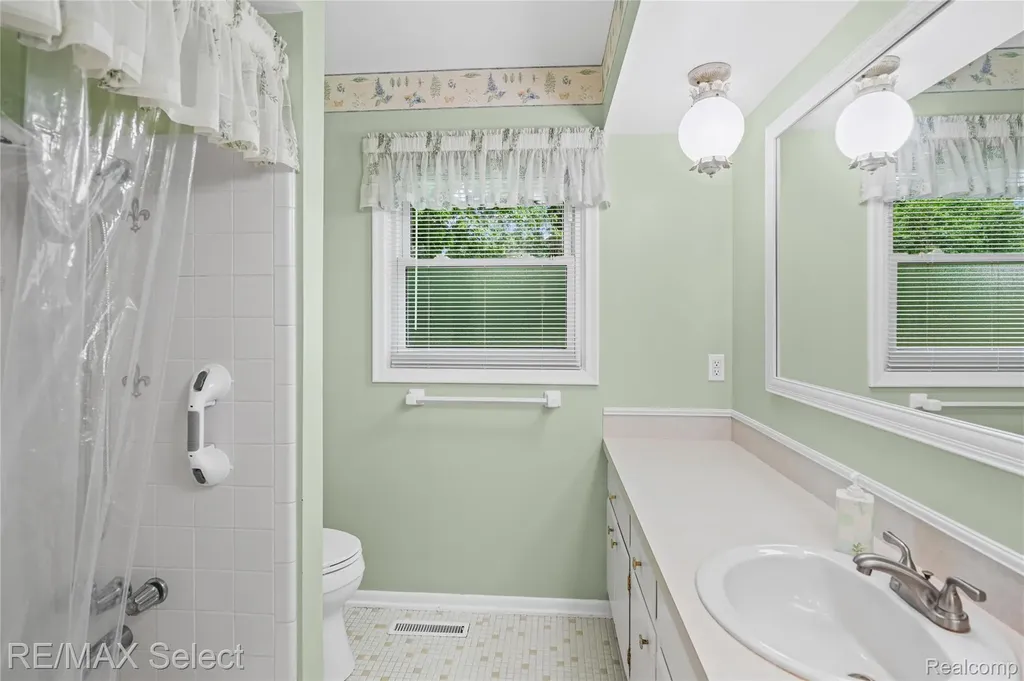 1333 Hidden Oaks Court Flint Charter Township MI 48507