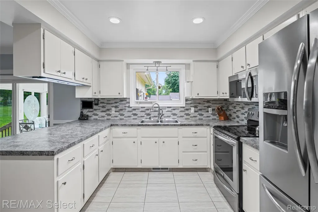 1333 Hidden Oaks Court Flint Charter Township MI 48507