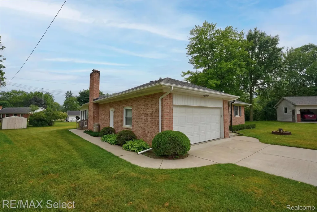 1333 Hidden Oaks Court Flint Charter Township MI 48507