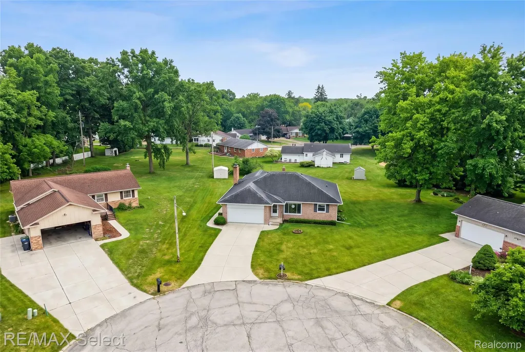 1333 Hidden Oaks Court Flint Charter Township MI 48507