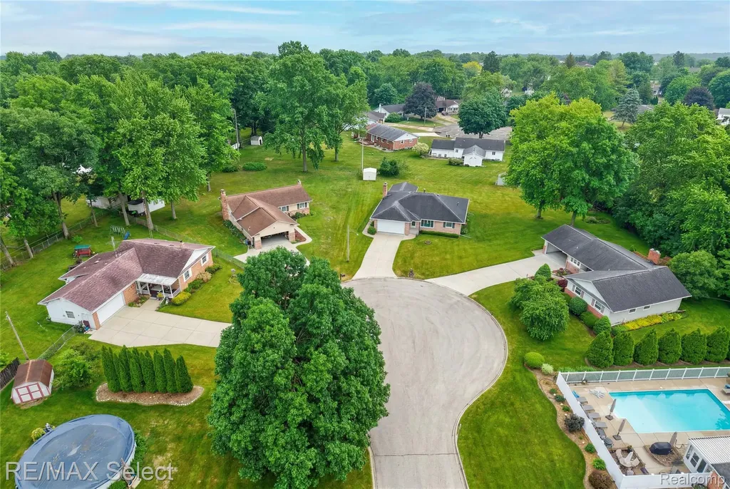 1333 Hidden Oaks Court Flint Charter Township MI 48507
