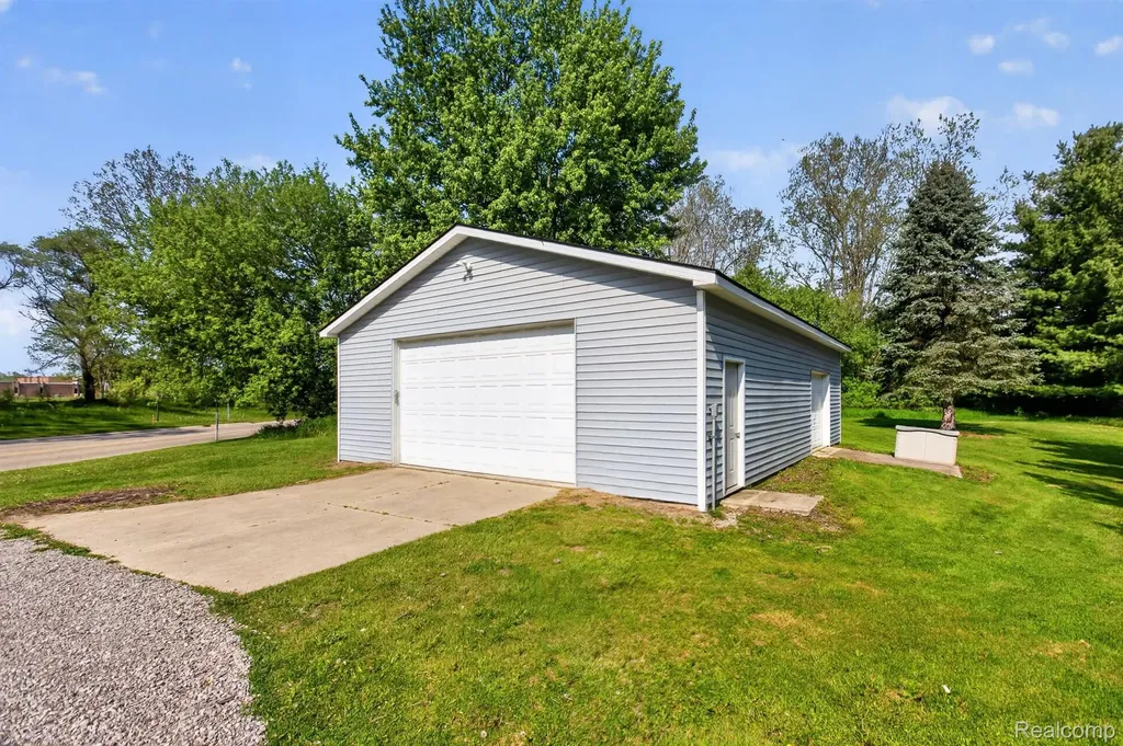 1215 N Oak Road Davison Township MI 48423