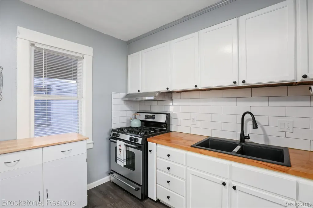 437 W Bennett Avenue Ferndale City MI 48220