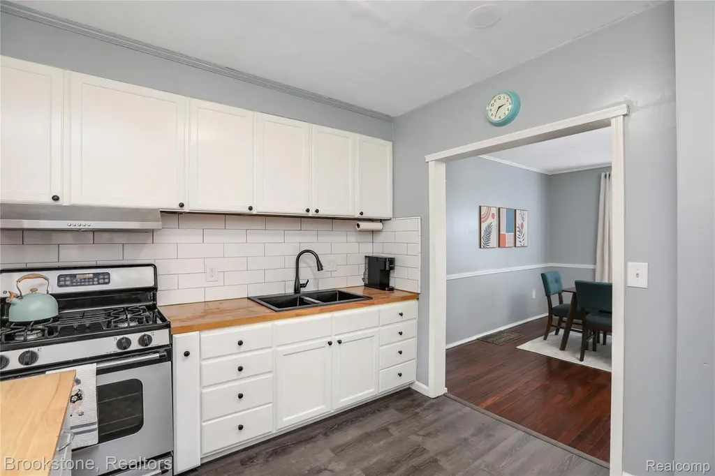 437 W Bennett Avenue Ferndale City MI 48220