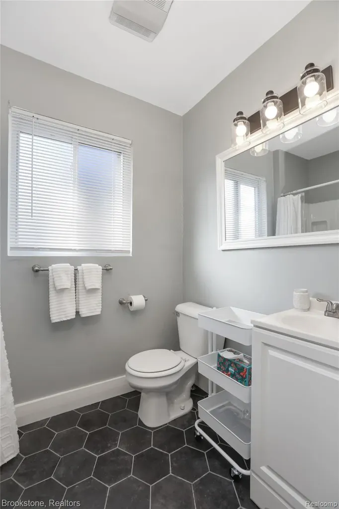 437 W Bennett Avenue Ferndale City MI 48220