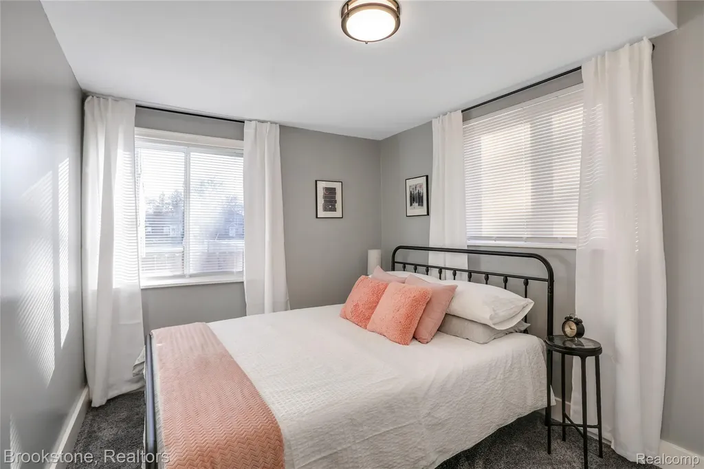 437 W Bennett Avenue Ferndale City MI 48220