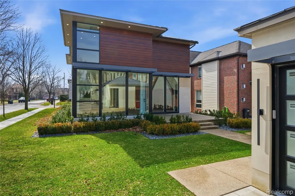 512 Wallace Street Birmingham City MI 48009