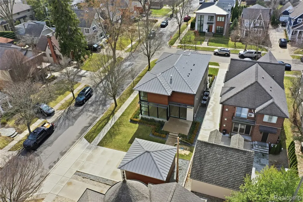 512 Wallace Street Birmingham City MI 48009