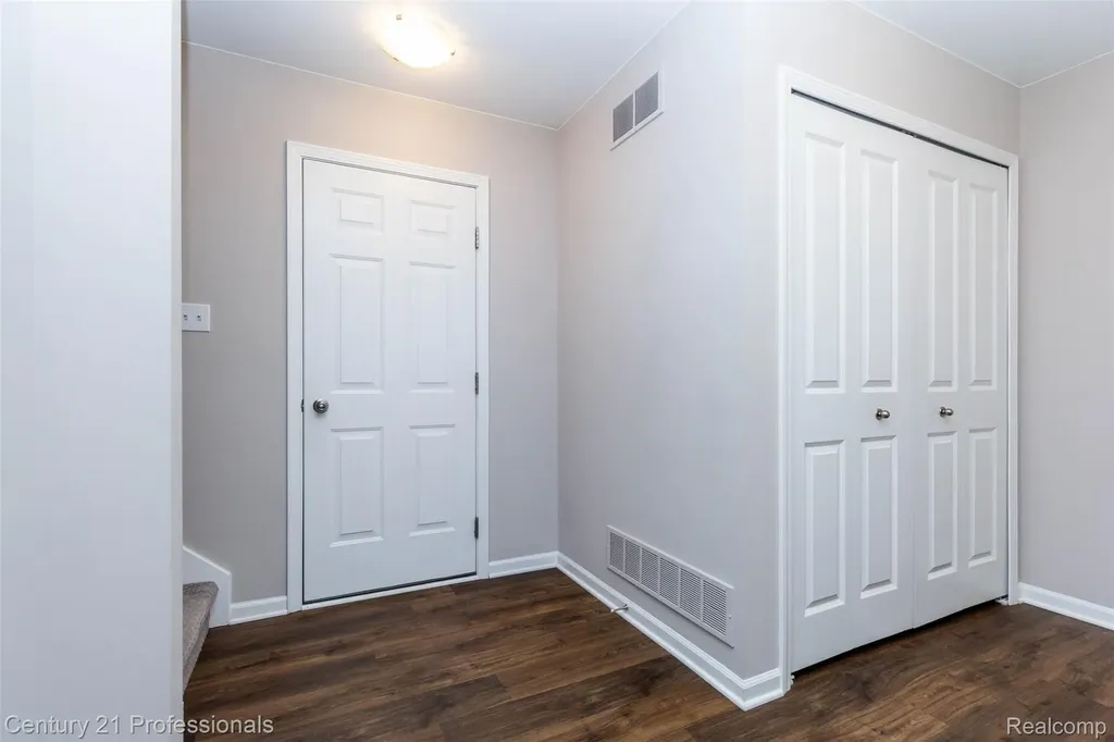 4918 Treeside Lane Troy City MI 48098