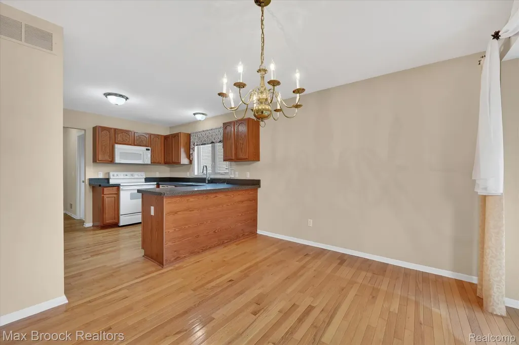 6166 Lochmore Drive Commerce Charter Township MI 48382