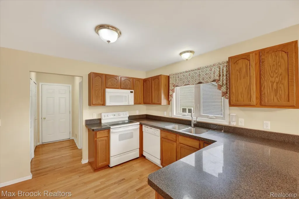 6166 Lochmore Drive Commerce Charter Township MI 48382