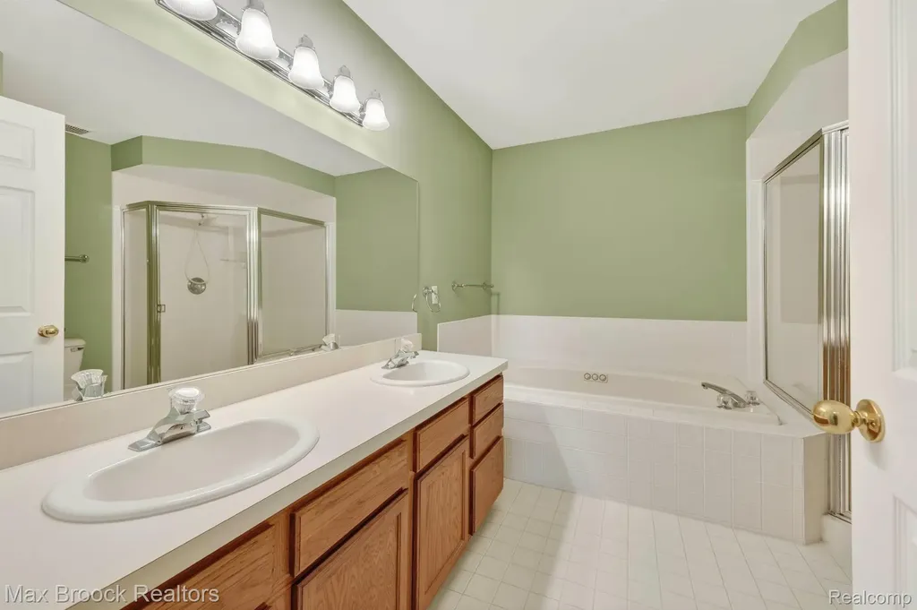 6166 Lochmore Drive Commerce Charter Township MI 48382