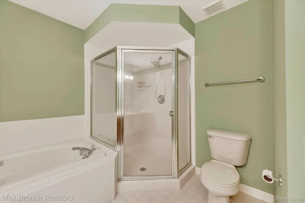 6166 Lochmore Drive Commerce Charter Township MI 48382