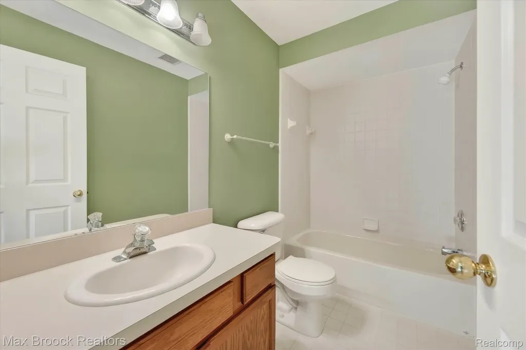 6166 Lochmore Drive Commerce Charter Township MI 48382