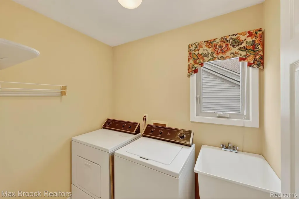 6166 Lochmore Drive Commerce Charter Township MI 48382