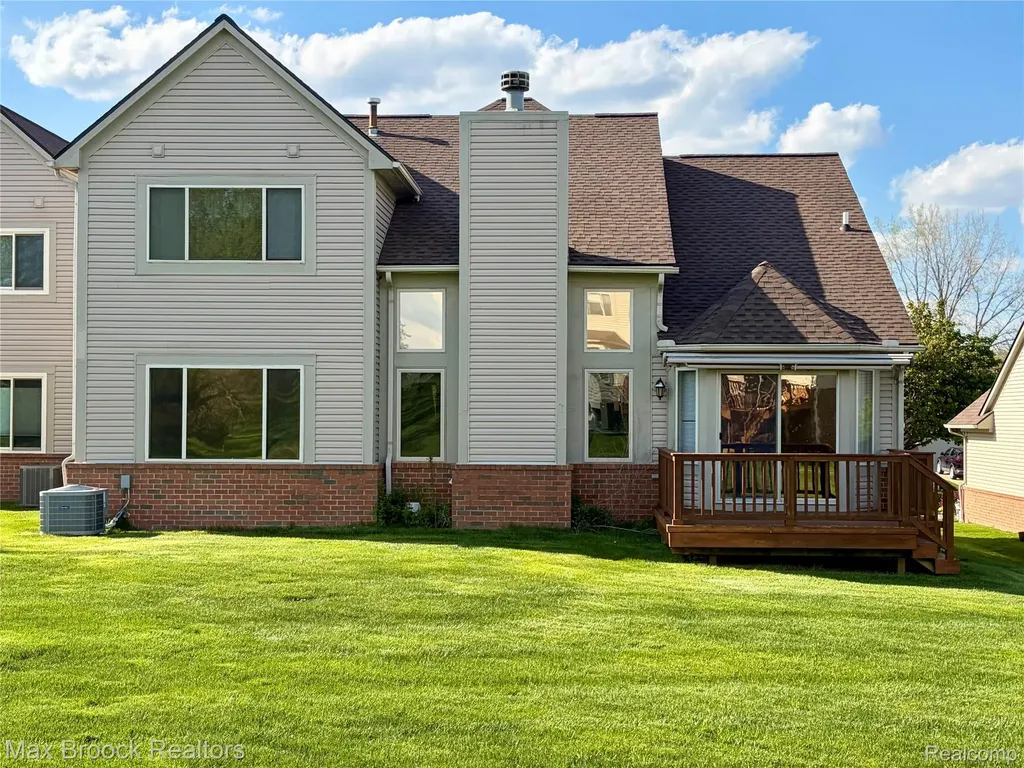 6166 Lochmore Drive Commerce Charter Township MI 48382