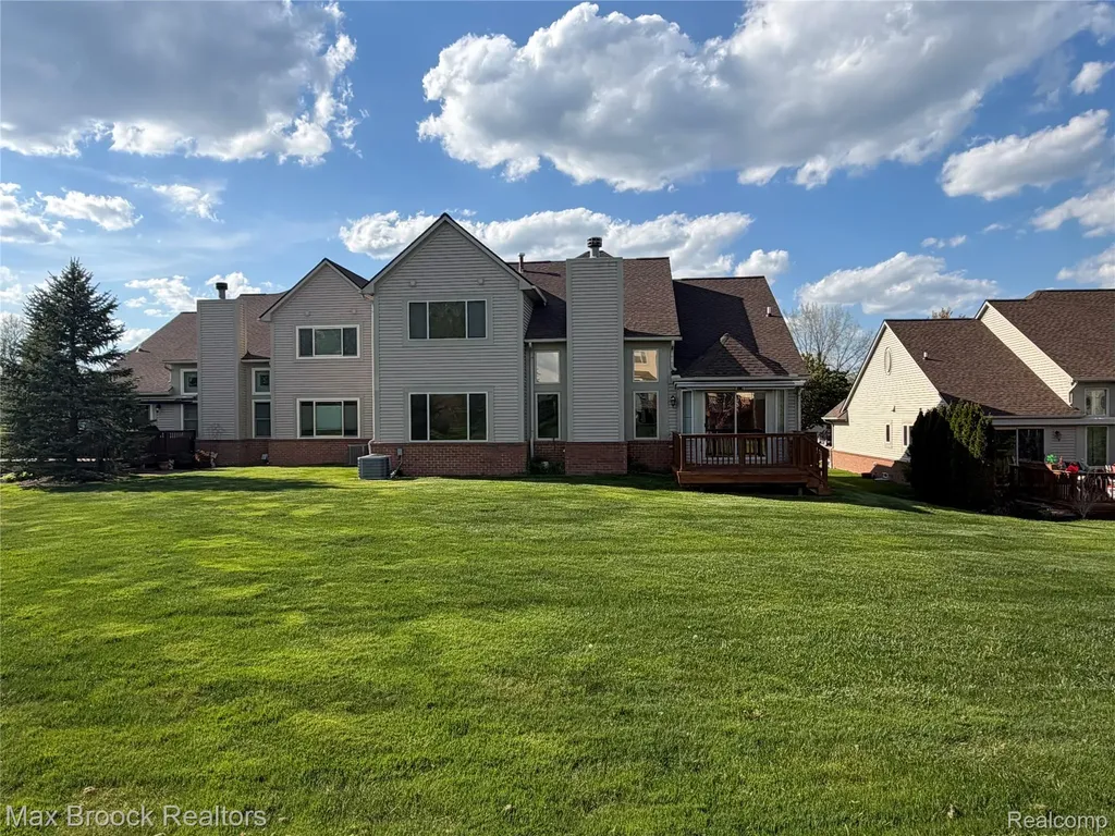 6166 Lochmore Drive Commerce Charter Township MI 48382