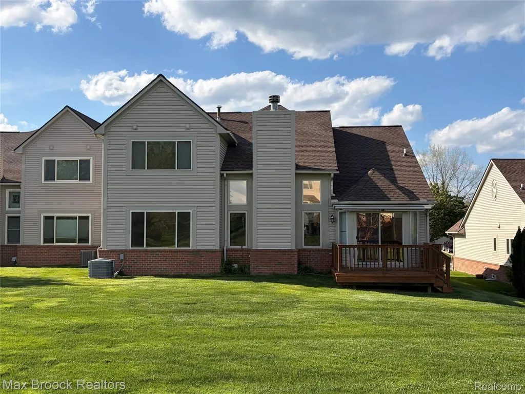 6166 Lochmore Drive Commerce Charter Township MI 48382