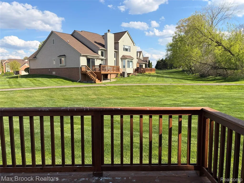 6166 Lochmore Drive Commerce Charter Township MI 48382