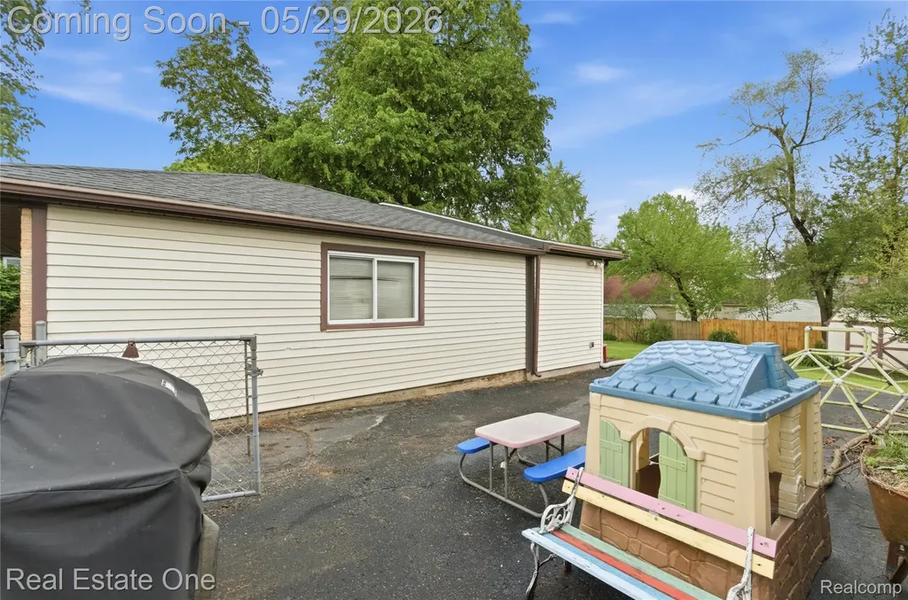 733 S Webik Avenue Clawson City MI 48017